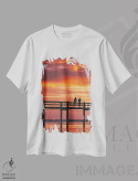 تیشرت سفید طرح دار اسکله جزیره در غروب با افراد به شکل سایه، مدیوم اثر جیمز وودیکا | فروشگاه ایماژ