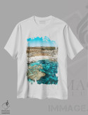 تیشرت سفید طرح دار نمای هوایی ساحل صخره مرجانی فیروزه ای، مدیوم اثر جیمز وودیکا | فروشگاه ایماژ