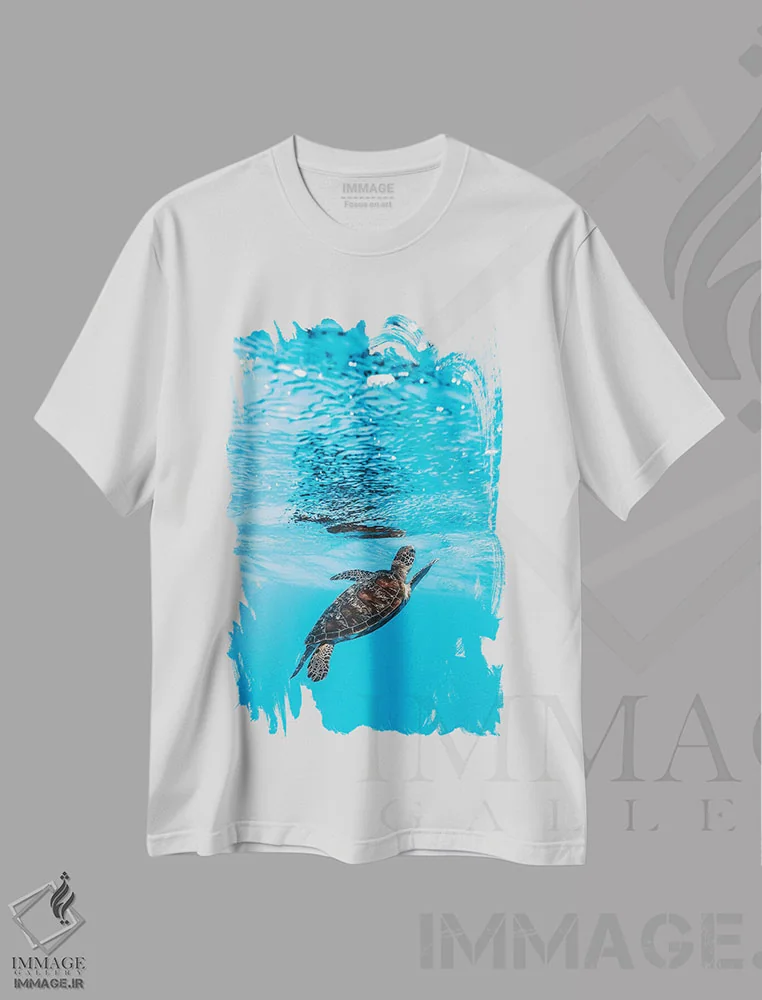 تیشرت سفید طرح دار لاک پشت کوچک زیر آب، مدیوم اثر جیمز وودیکا | immage.ir