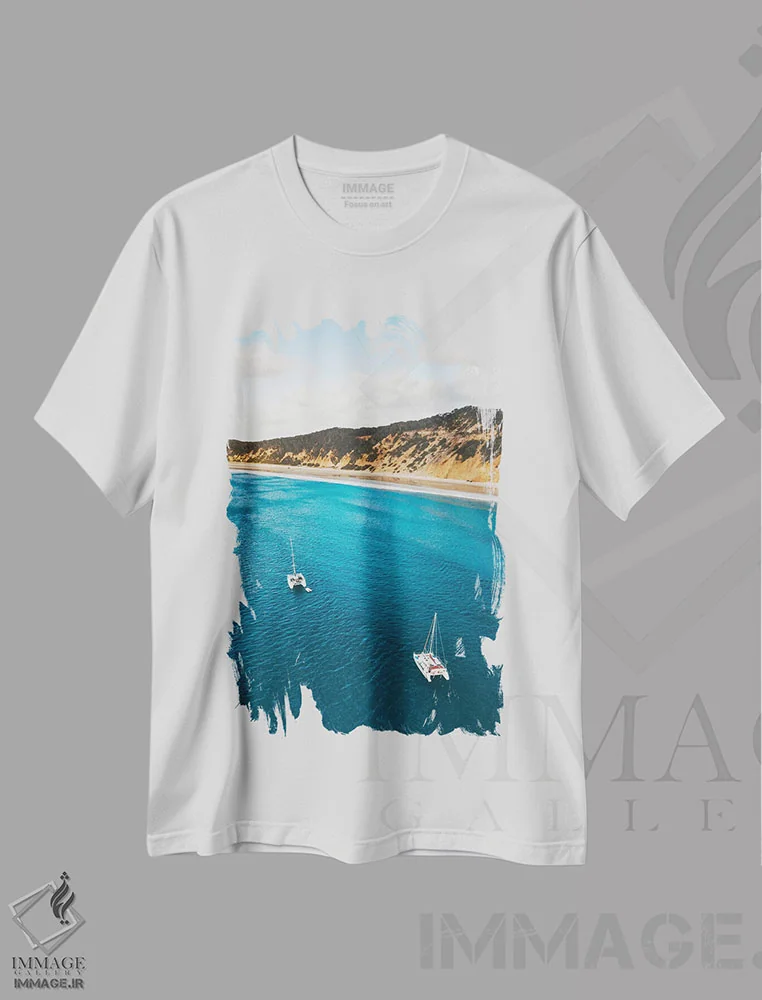 تیشرت سفید طرح دار قایق ها در ساحل شن های رنگی، مدیوم اثر جیمز وودیکا | immage.ir