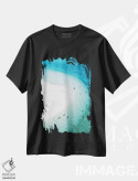 تیشرت مشکی طرح دار منظره هوایی جزیره، ساحل، کوسه ها و شناگر، مدیوم اثر جیمز وودیکا | immage.ir