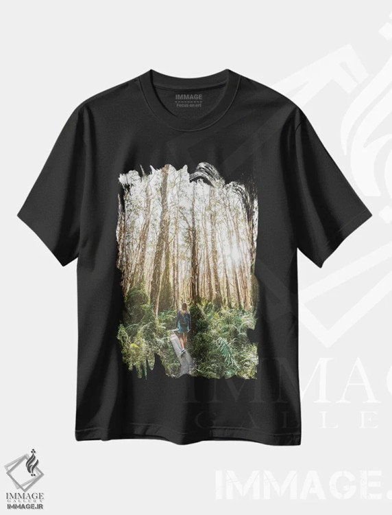 تیشرت مشکی طرح دار دختر در مسیر چوبی میان بوته زار جنگلی، مدیوم اثر جیمز وودیکا | فروشگاه ایماژ