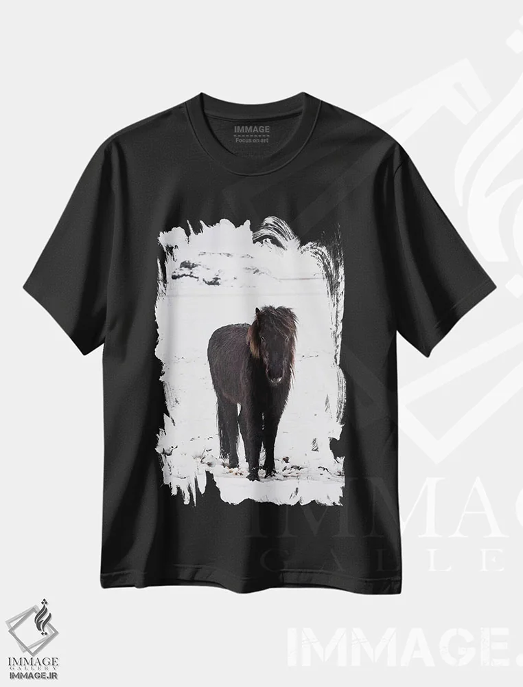 تیشرت مشکی طرح دار اسبچه ایسلندی در برف زمستانی، مدیوم اثر جیمز وودیکا | immage.ir