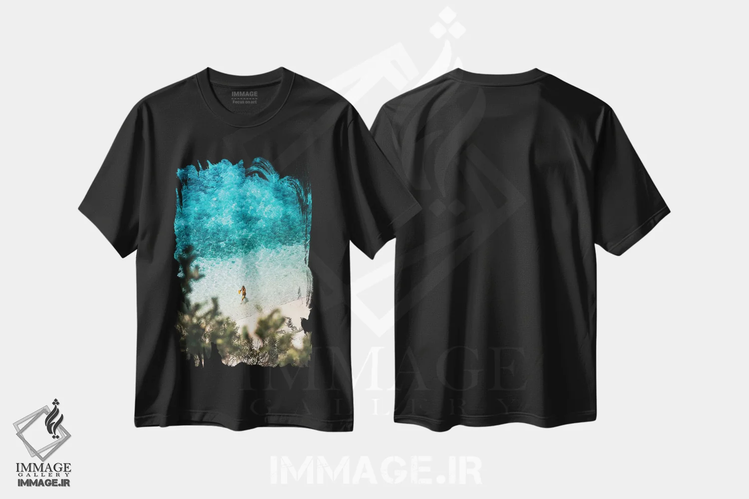 تیشرت مشکی طرح دار شنایر تنها با مایو در ساحل گرمسیری، مدیوم اثر جیمز وودیکا | immage.ir