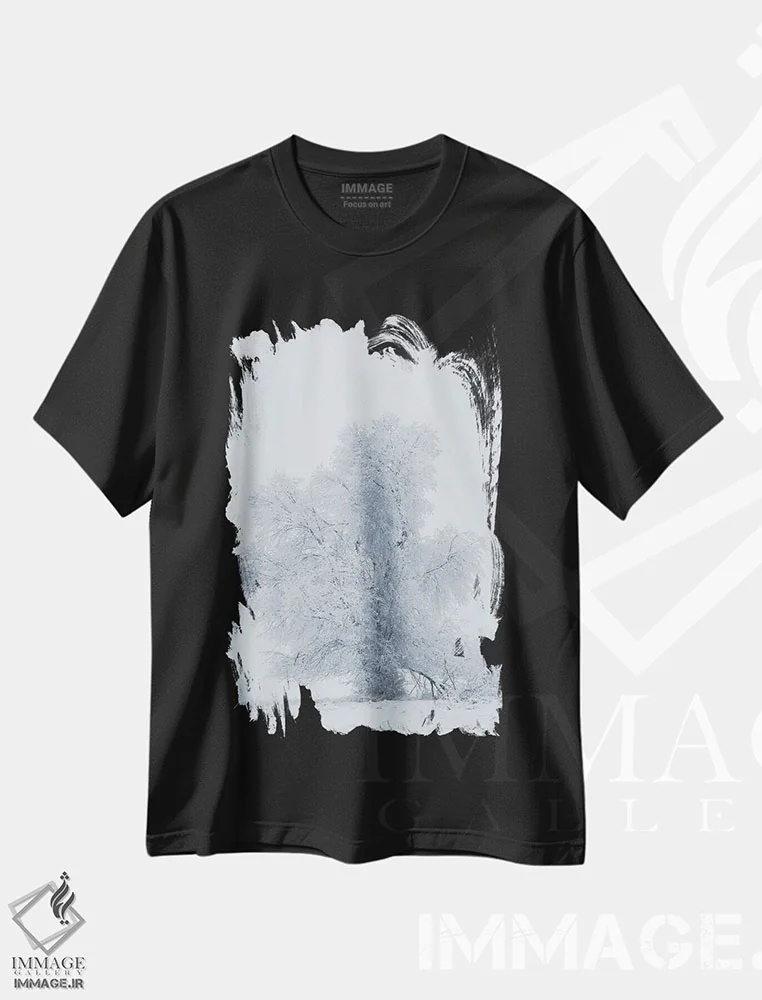 تیشرت مشکی طرح دار آمریکا، مونتانا، کالیسپل. درخت صنوبر در طوفان برفی، مدیوم اثر جینز گالری | immage.ir
