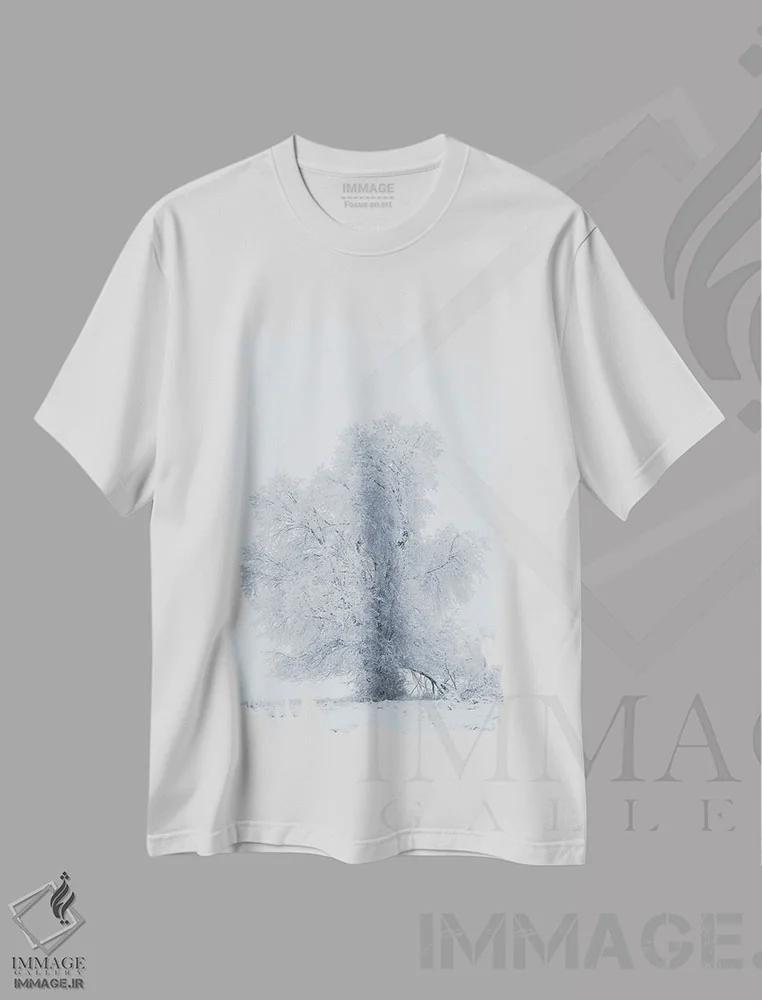 تیشرت سفید طرح دار آمریکا، مونتانا، کالیسپل. درخت صنوبر در طوفان برفی، مدیوم اثر جینز گالری | فروشگاه ایماژ