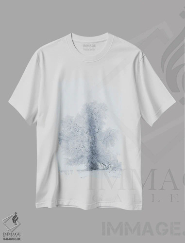 تیشرت سفید طرح دار آمریکا، مونتانا، کالیسپل. درخت صنوبر در طوفان برفی، مدیوم اثر جینز گالری | فروشگاه ایماژ