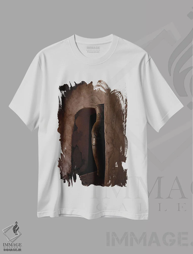 تیشرت سفید طرح دار آفریقا، مراکش، تلوئت. کوزه بزرگ درون قصبه، عکاسی ماکرو اثر جینز گالری | immage.ir