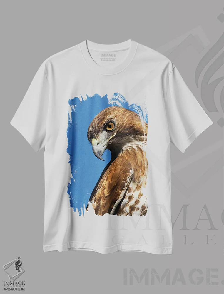 تیشرت سفید طرح دار آمریکا، کالیفرنیا. پرتره شاهین شانه قرمز، مدیوم اثر جینز گالری | immage.ir