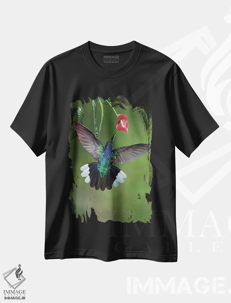 تیشرت مشکی طرح دار کارائیب، کاستاریکا. زنبورک سابر وینگ بنفش در حال تغذیه، مدیوم اثر جینز گالری | immage.ir