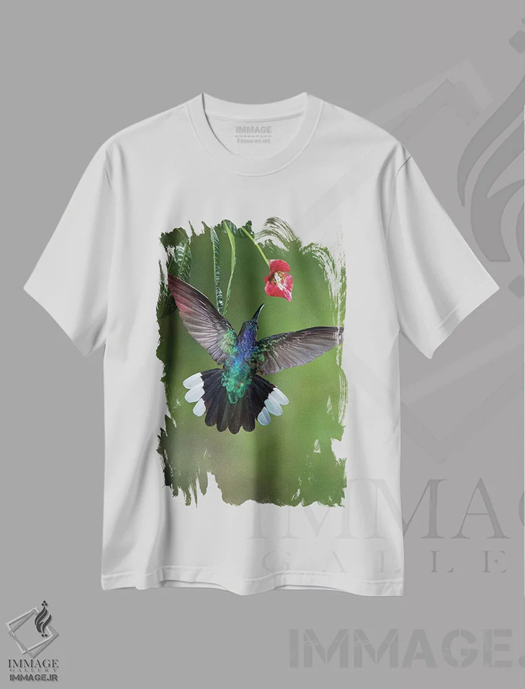 تیشرت سفید طرح دار کارائیب، کاستاریکا. زنبورک سابر وینگ بنفش در حال تغذیه، مدیوم اثر جینز گالری | فروشگاه ایماژ