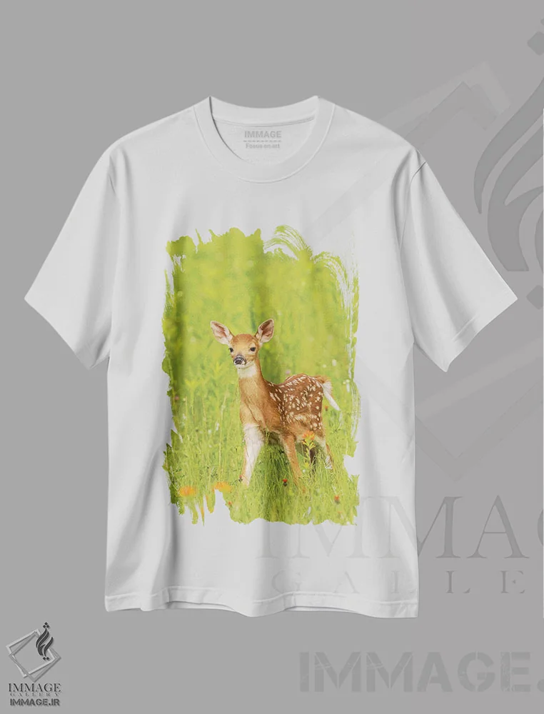 تیشرت سفید طرح دار شهرستان پاین. گوزن جوان در اسارت، مدیوم اثر جینز گالری | immage.ir