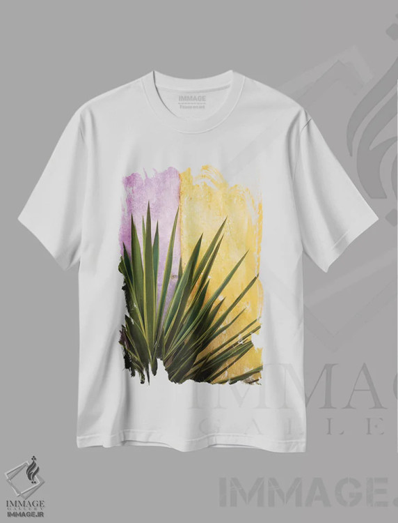 تیشرت سفید طرح دار مکزیک. گیاه کنار دیوار رنگارنگ، مدیوم اثر جینز گالری | immage.ir