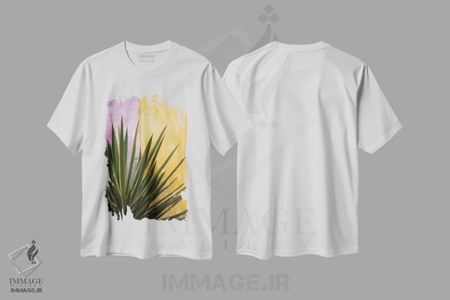 تیشرت سفید طرح دار مکزیک. گیاه کنار دیوار رنگارنگ، مدیوم اثر جینز گالری | immage.ir