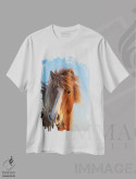 تیشرت سفید طرح دار ایسلند. اسب ایسلندی در نور غروب II، مدیوم اثر جینز گالری | immage.ir