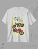 تیشرت سفید طرح دار سه موتور سیکلت قدیمی زرد، هنر فاخر معاصر اثر جیمی متز | فروشگاه ایماژ