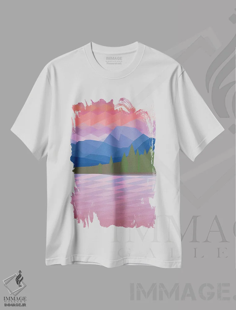 تیشرت سفید طرح دار کوه های صورتی، دکور کلبه و لژ اثر جون یونگجین | فروشگاه ایماژ