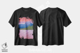 تیشرت مشکی طرح دار کوه های صورتی، دکور کلبه و لژ اثر جون یونگجین | immage.ir