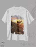 تیشرت سفید طرح دار نور کوهستان، دکور کلبه و لژ اثر جرمی پاول | فروشگاه ایماژ