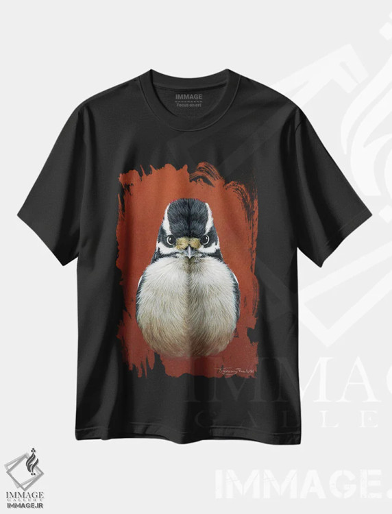 تیشرت مشکی طرح دار دارکوب کرک دار، دکور کلبه و لژ اثر جرمی پاول | immage.ir