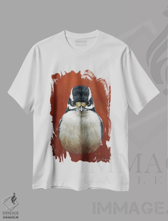 تیشرت سفید طرح دار دارکوب کرک دار، دکور کلبه و لژ اثر جرمی پاول | فروشگاه ایماژ