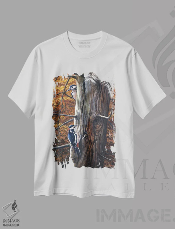 تیشرت سفید طرح دار دارکوب خال دار بزرگ، دکور کلبه و لژ اثر جرمی پاول | immage.ir