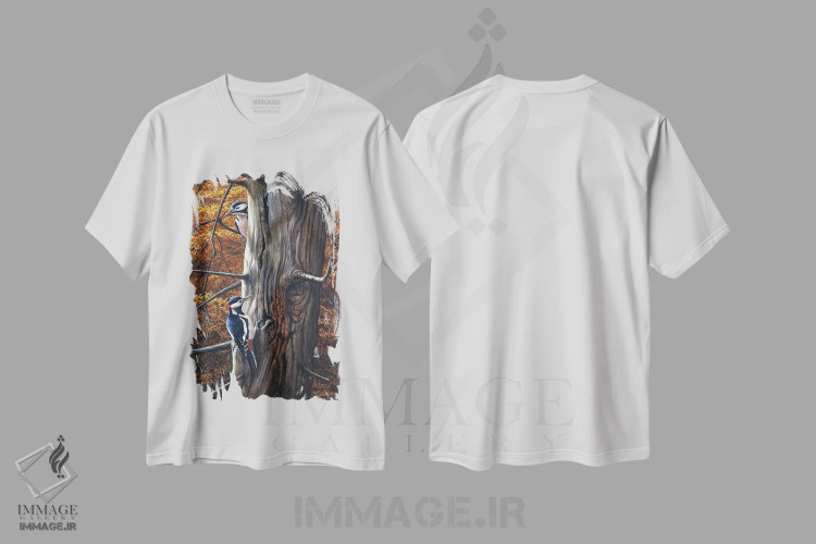 تیشرت سفید طرح دار دارکوب خال دار بزرگ، دکور کلبه و لژ اثر جرمی پاول | immage.ir