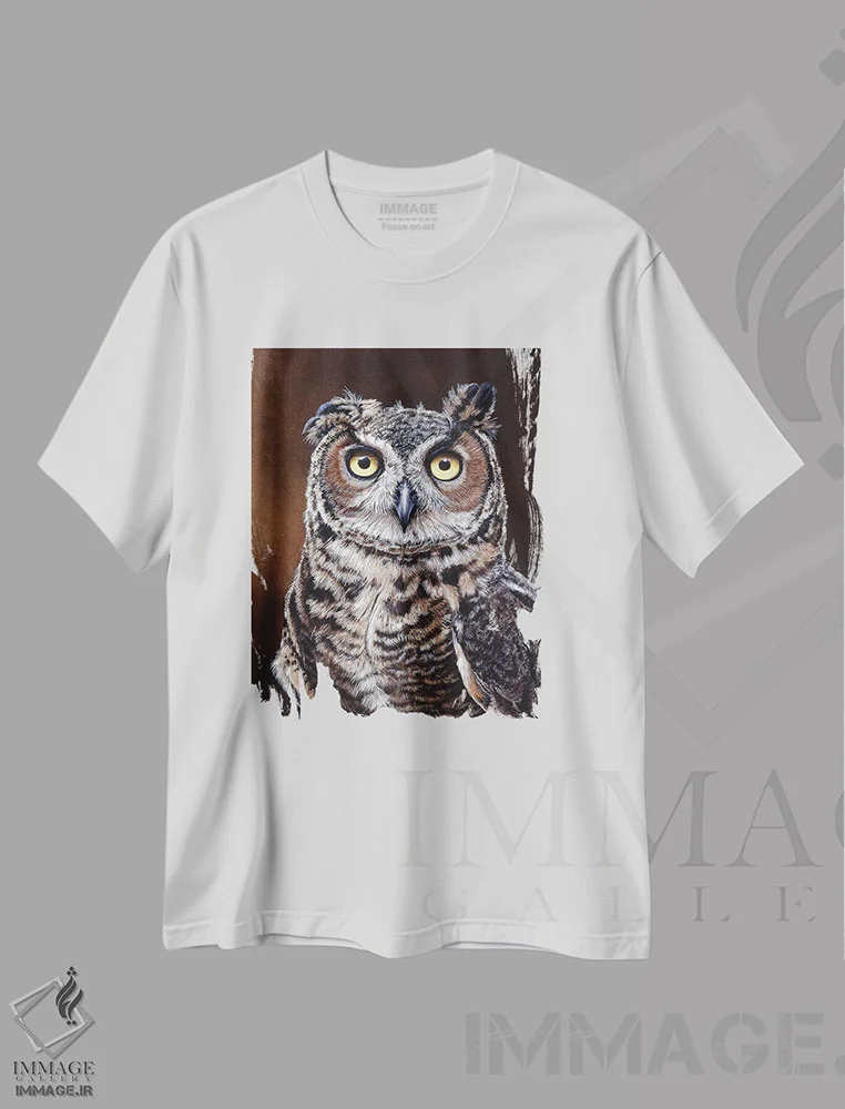 تیشرت سفید طرح دار جغد شاخدار بزرگ، دکور کلبه و لژ اثر جرمی پاول | فروشگاه ایماژ