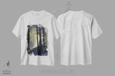 تیشرت سفید طرح دار بوستان تابستانی، دکور کلبه و لژ اثر جرمی پاول | immage.ir