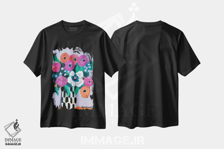 تیشرت مشکی طرح دار دسته گل روی یاس بنفش، هنر فاخر معاصر اثر کیت رابرتس | immage.ir