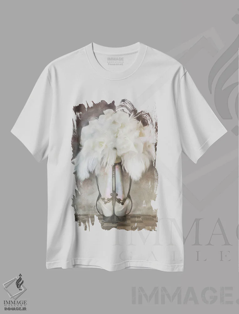 تیشرت سفید طرح دار دسته گل دکوراتیو پر سفید، تزئینی اثر کاترینا جونز | فروشگاه ایماژ