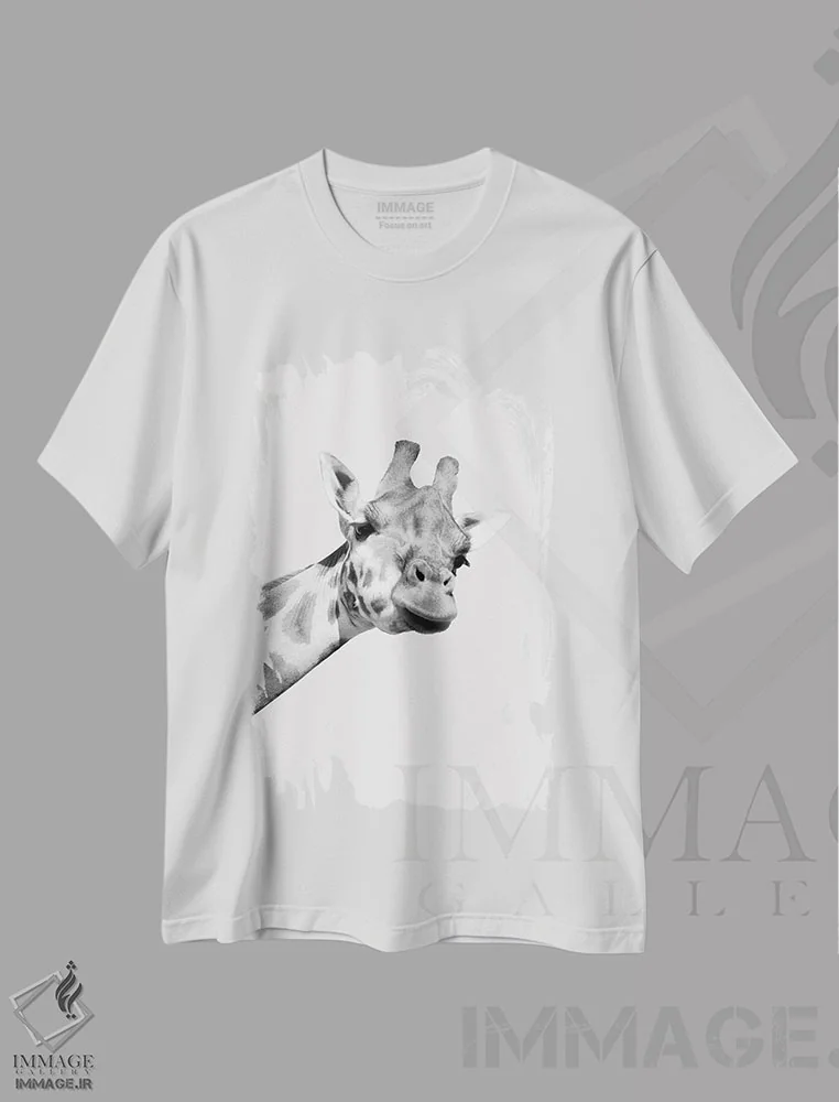 تیشرت سفید طرح دار زرافه های عجیب I، هنر دیجیتال سیاه و سفید اثر کیمبرلی آلن | فروشگاه ایماژ