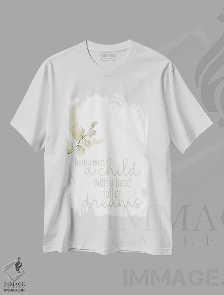 تیشرت سفید طرح دار اینجا خوابیده است I، تایپوگرافی اثر کیمبرلی آلن | immage.ir