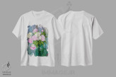 تیشرت سفید طرح دار پئونی ها در گلدان سبز، هنر فاخر معاصر اثر کاتیا بلینی | فروشگاه ایماژ