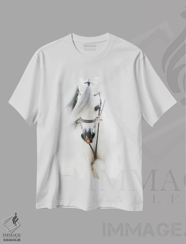 تیشرت سفید طرح دار اسب رؤیایی، دکور کلبه و لژ اثر کاری بروکس | فروشگاه ایماژ