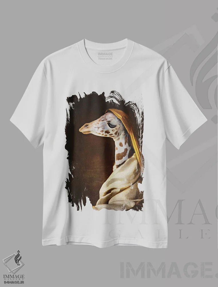 تیشرت سفید طرح دار پرتره زرافه جوان، هنر دیجیتال اثر کارن بورک | immage.ir