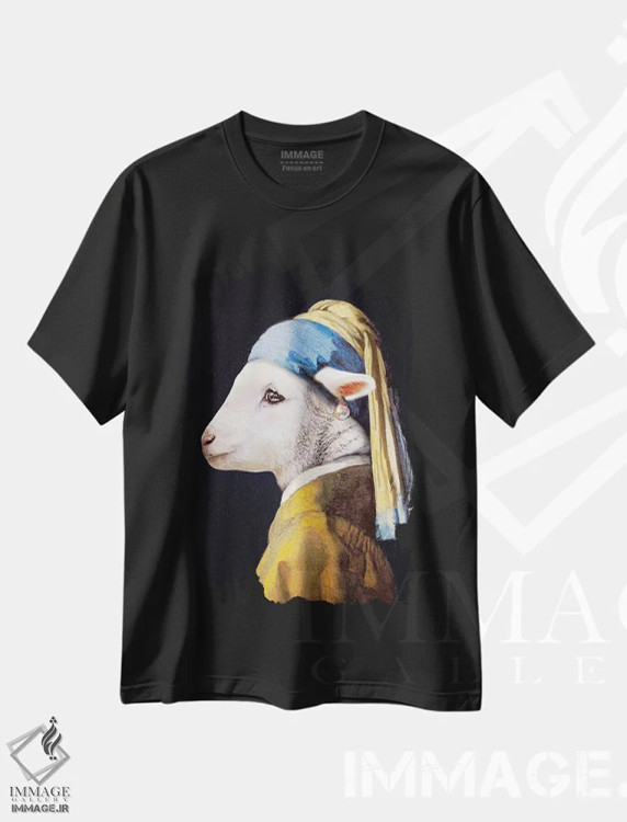 تیشرت مشکی طرح دار بره با گوشواره مروارید، عکاسی ترکیبی اثر کارن بورک | فروشگاه ایماژ