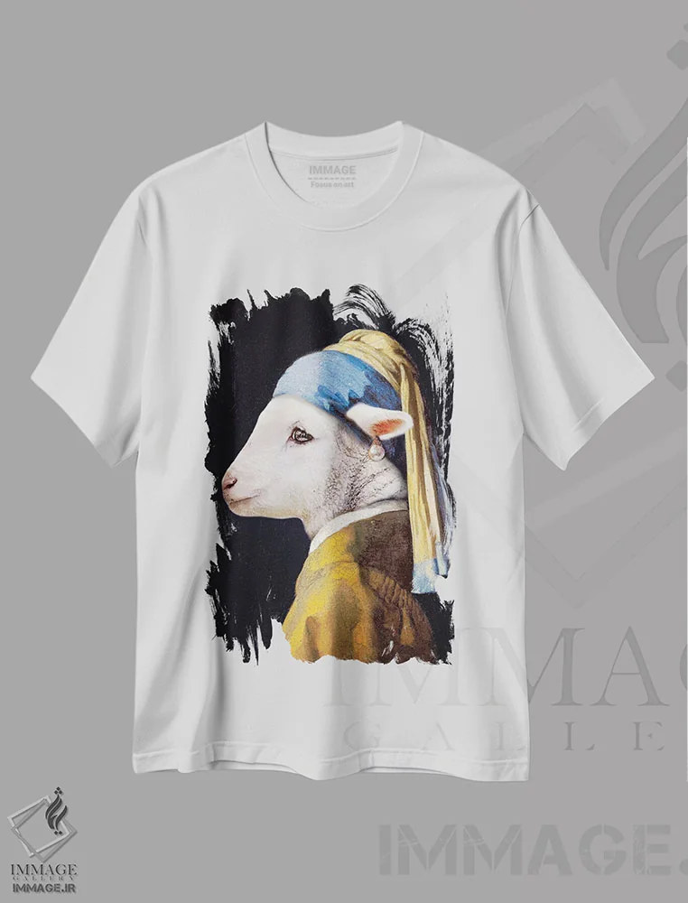 تیشرت سفید طرح دار بره با گوشواره مروارید، عکاسی ترکیبی اثر کارن بورک | immage.ir