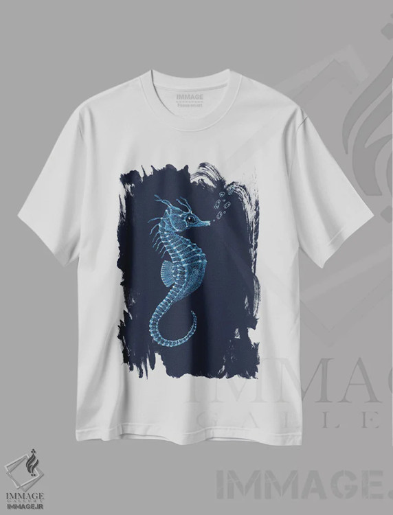 تیشرت سفید طرح دار اسب دریایی، دکور ساحلی اثر کلسی امبلو | immage.ir