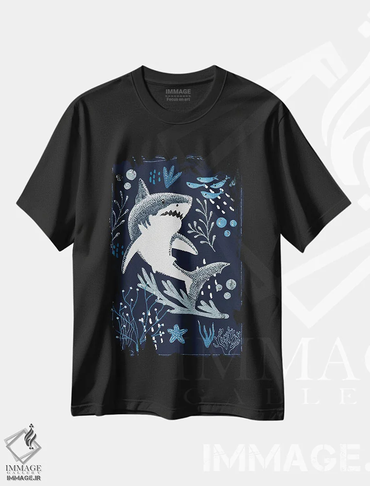 تیشرت مشکی طرح دار کوسه سفید بزرگ باغ اقیانوس، دکور معاصر اثر کلسی امبلو | immage.ir