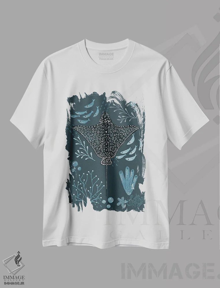 تیشرت سفید طرح دار سفره ماهی عقابی خال دار باغ اقیانوس، دکور معاصر اثر کلسی امبلو | immage.ir