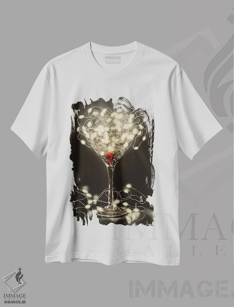 تیشرت سفید طرح دار مارتینی سبک، هنر فاخر معاصر اثر کارن بودن | immage.ir