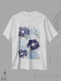 تیشرت سفید طرح دار گل های با خط آبی، تزئینی اثر کیتی برایانت | فروشگاه ایماژ