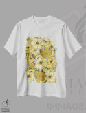 تیشرت سفید طرح دار گل های طراحی شده موز، تزئینی اثر کیتی برایانت | فروشگاه ایماژ
