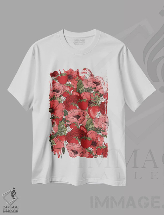 تیشرت سفید طرح دار گل های طراحی شده توت فرنگی، تزئینی اثر کیتی برایانت | immage.ir