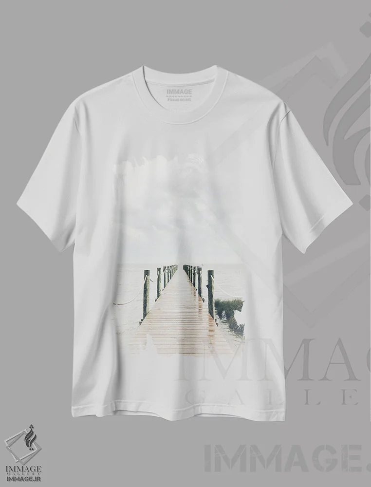تیشرت سفید طرح دار اسکله بی انتها، دکور معاصر اثر کیم کورینگا | فروشگاه ایماژ