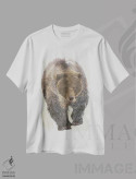 تیشرت سفید طرح دار خرس قهوه ای، دکور کلبه و لژ اثر کیم کورینگا | immage.ir