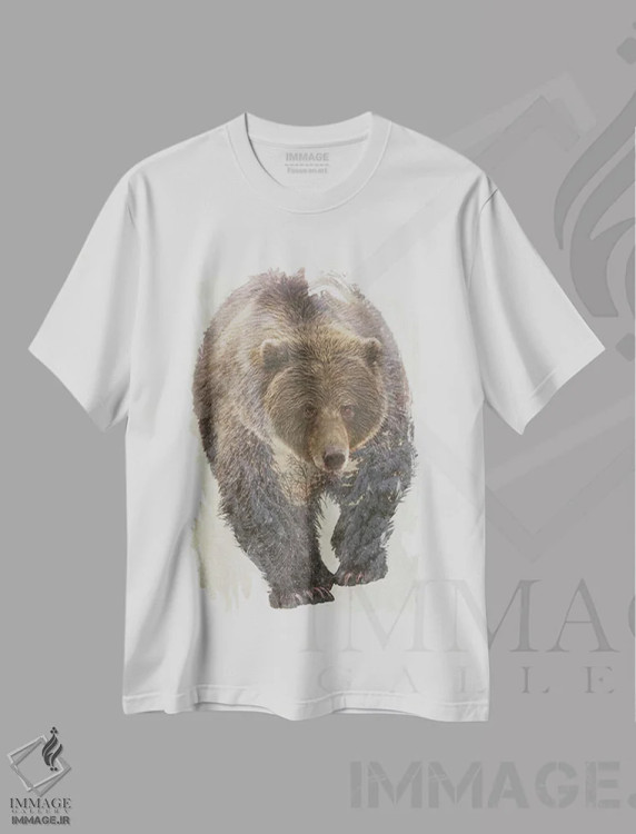 تیشرت سفید طرح دار خرس قهوه ای، دکور کلبه و لژ اثر کیم کورینگا | immage.ir