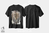 تیشرت مشکی طرح دار خرس قهوه ای، دکور کلبه و لژ اثر کیم کورینگا | فروشگاه ایماژ