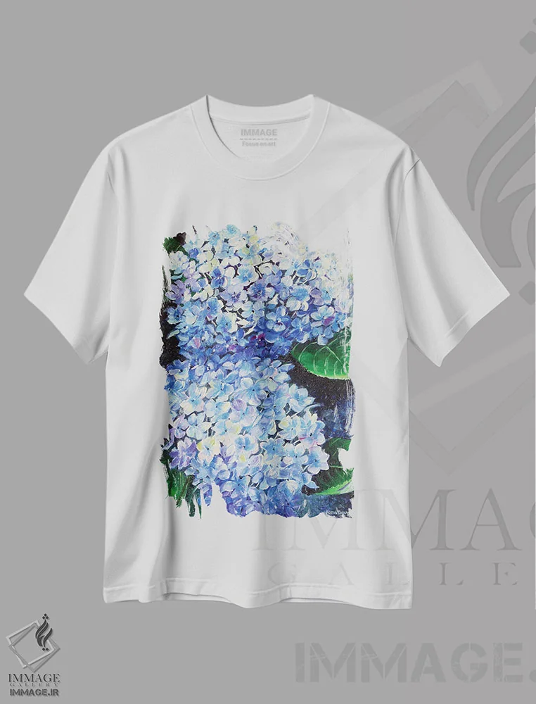 تیشرت سفید طرح دار هورتانسیا آبی، هنر فاخر معاصر اثر کارین داون کلشال-بست | immage.ir